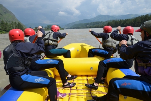 Rafting in a team with professional guides